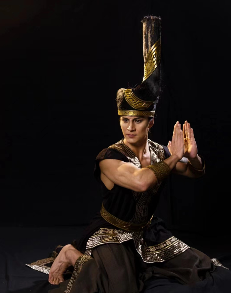 三星堆文物拟人🙏
今年三星堆的文物大规模上新，让我来模仿一下这个青铜扭头跪坐的
