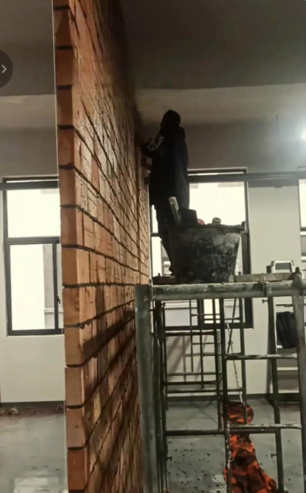 砌墙时，人们通常会采取更加稳妥的方式，以确保墙壁的稳定性和安全性。然而，有些人可