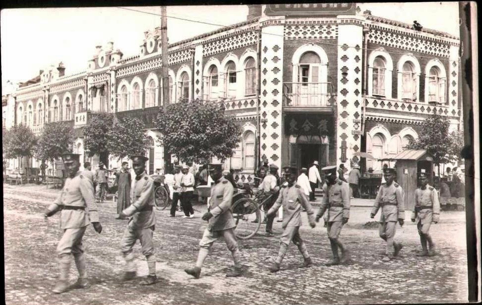 1910年代的哈尔滨街头 ​​​，一队清军新军穿过马路。1904年日俄战争爆发，