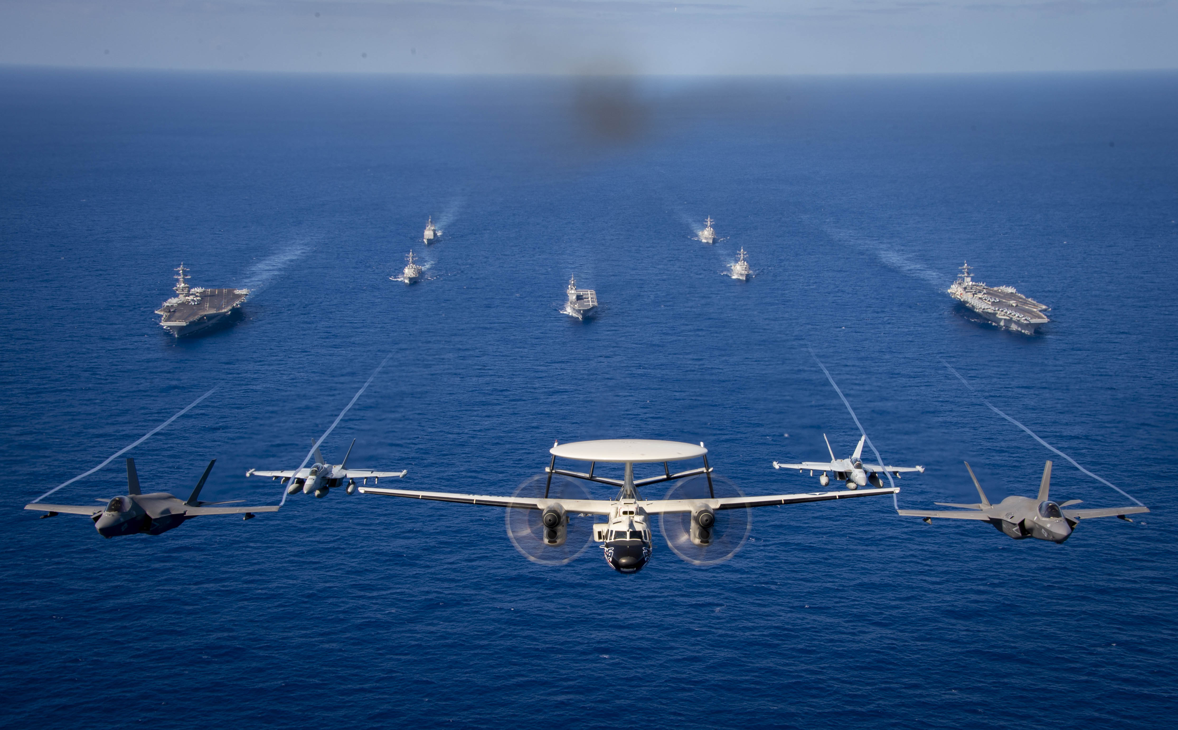 中国周边暗流涌动，潜在安全风险不容低估。1月31日，美国海军“卡尔·文森”号与“