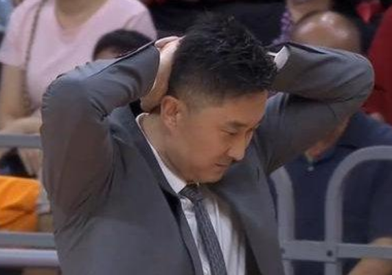 这几天给中国男篮无端背锅的有：
1、杜锋为了个人利益放弃国家队主教练位置，导致老