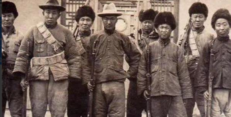 山东土匪刘黑七为了获取武器，假装投奔日军，但日军质疑他的诚信。刘黑七找到一个讨饭