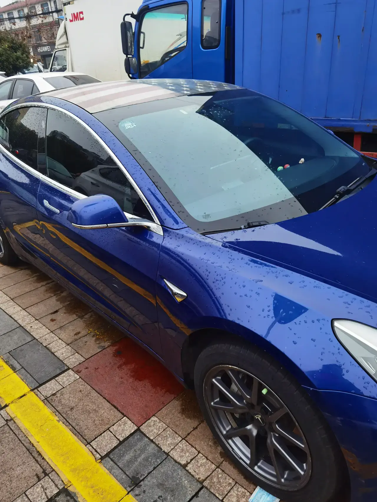 实在想不通，买了特斯拉，还镶面美国国旗的是什么样的人，美国人估计都没你爱美国！