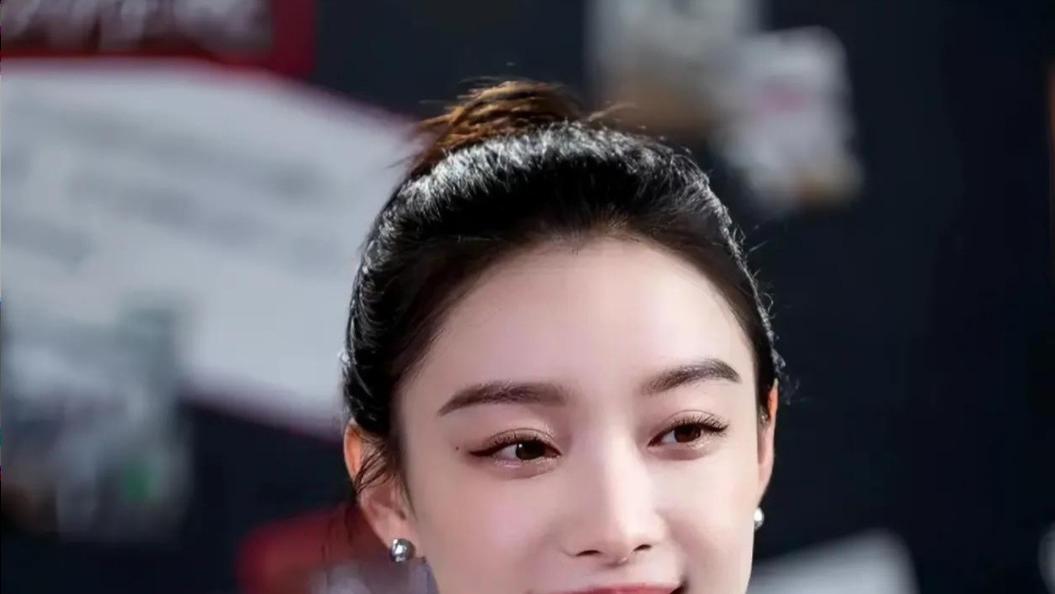 上海红毯秀：女星争奇斗艳，简约版疯马秀展现女性魅力