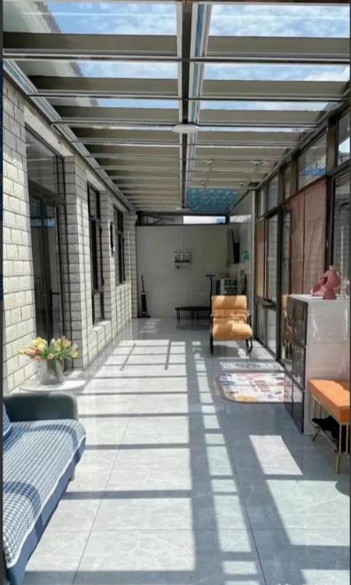 一个45岁的男子在深圳以2亿元的价格售出自己的住房，偿还了银行的借款后，手头剩余