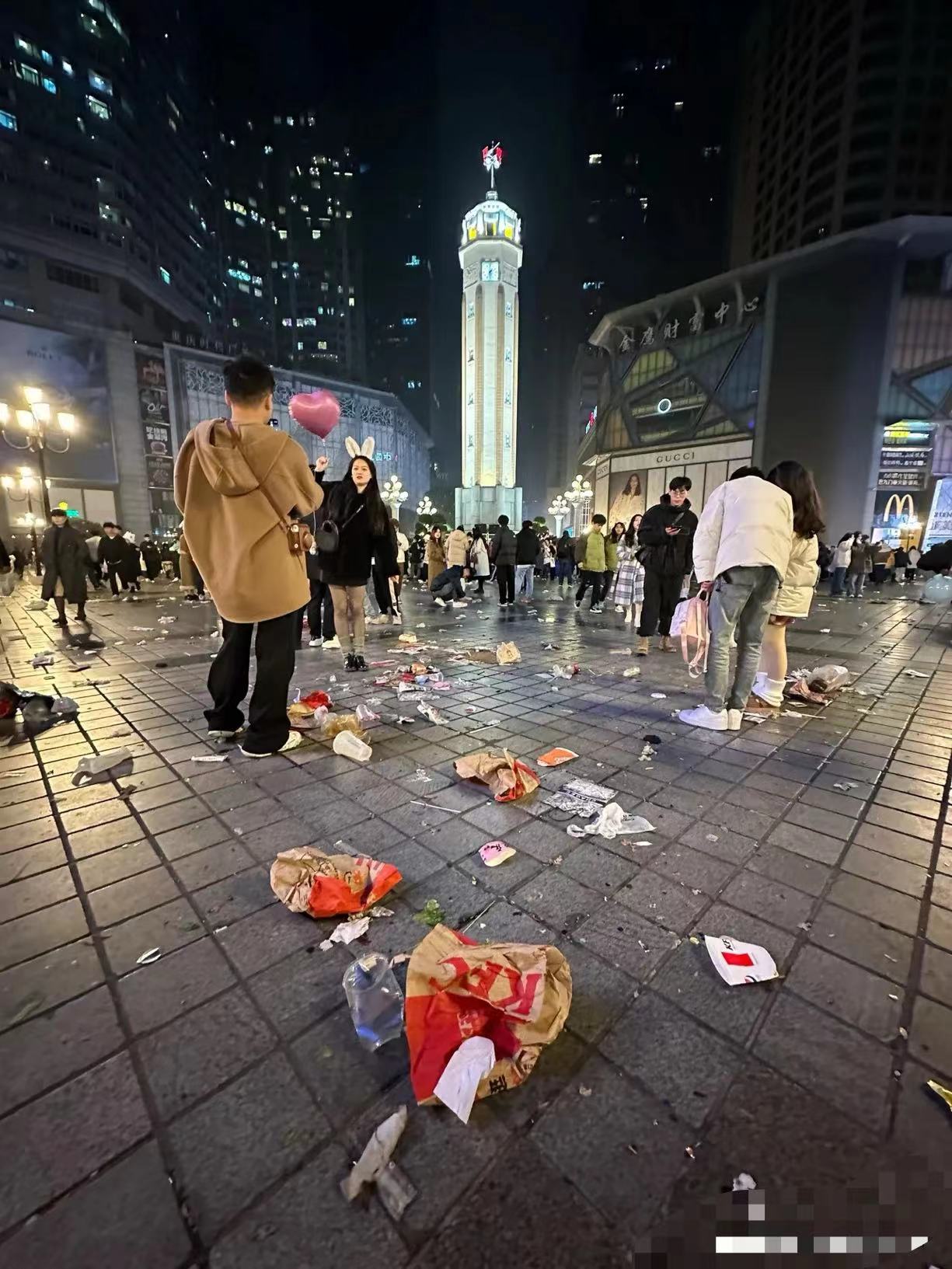 太令人吃惊了！1月1日凌晨1点半，重庆解放碑垃圾遍地，但是，忽然来了很多很多清洁