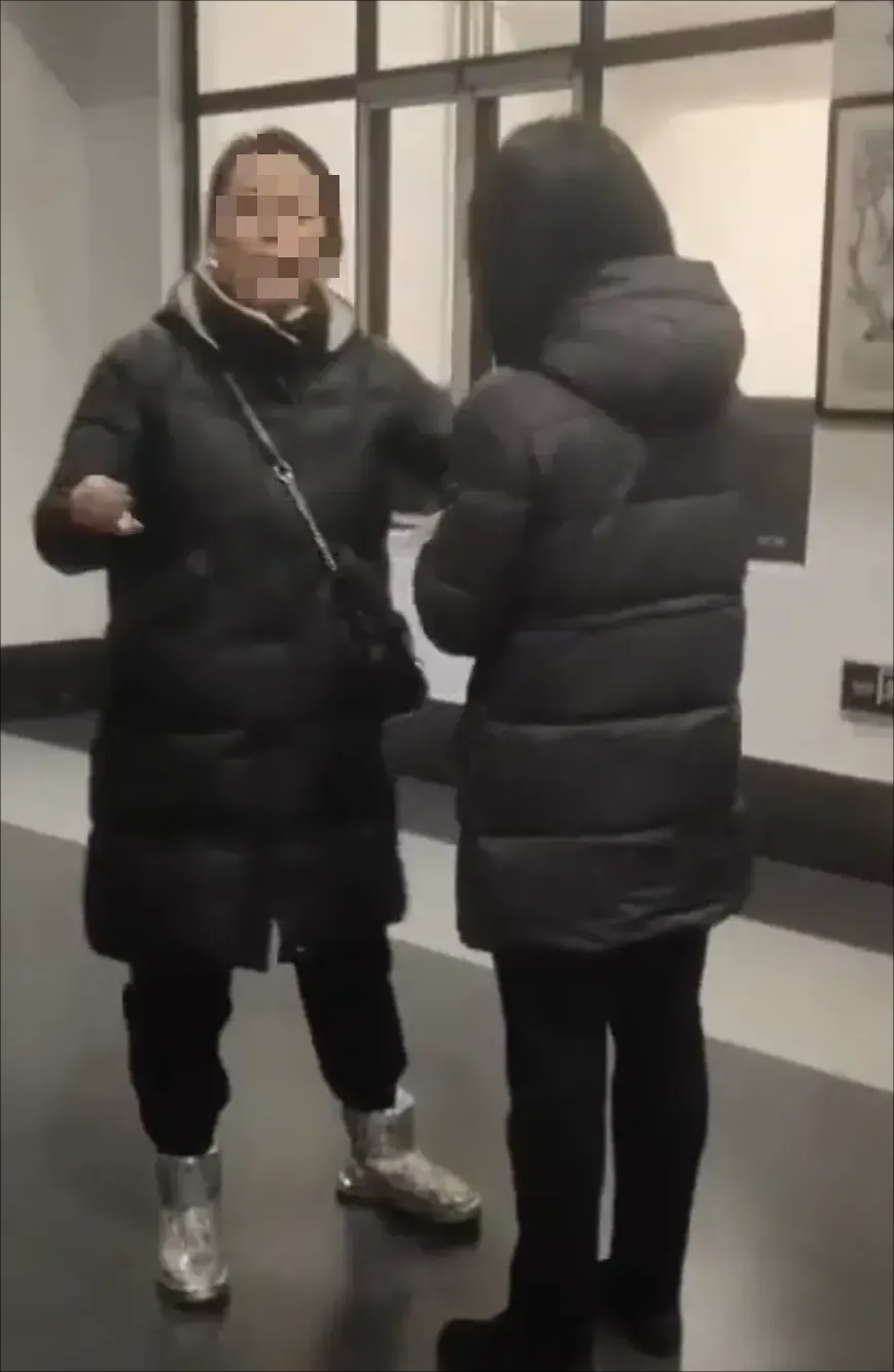 “拿我们家两个公职人员压我…”
体育馆遇难男孩家属称遭人施压签协议
官方：已安抚