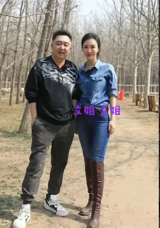 右边这位气质很飒的女士是谁？好面熟啊！她五官漂亮，身材高挑挺拔，牛仔服配长筒靴非