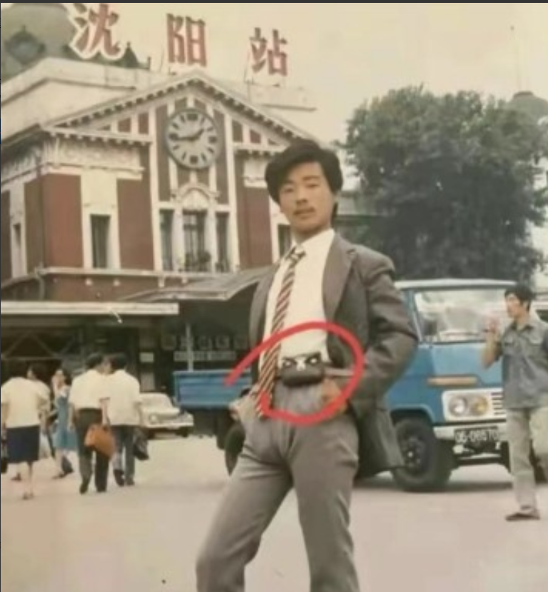 有人能科普下嘛，这个腰间的小包到底是干什么用的啊