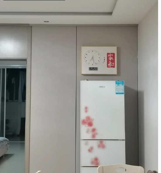 刚换了新冰箱，送货师傅问我“你这旧的怎么处理？”我说“卖了呗，你们回收吗？”师傅