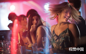 去酒吧捡回一个喝的烂醉的美女，带回家照顾一夜后，居然说要嫁给我……