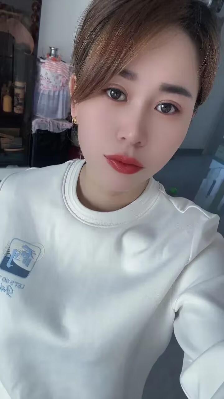 单位有个41岁的大龄剩女，长得一般般。我跟她说：“咱俩一起过日子怎么样？”她回道