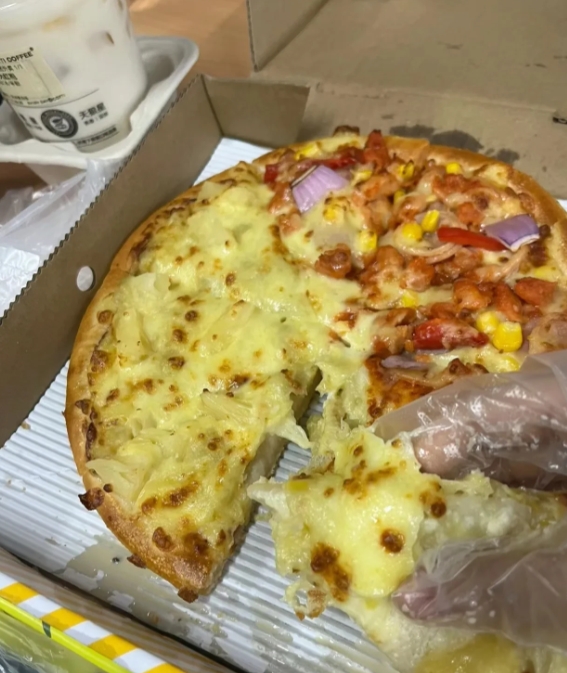 和孩子在饭店吃披萨，一个六七岁的小女孩忽然跑到我们桌旁边问:“阿姨，披萨好吃吗？