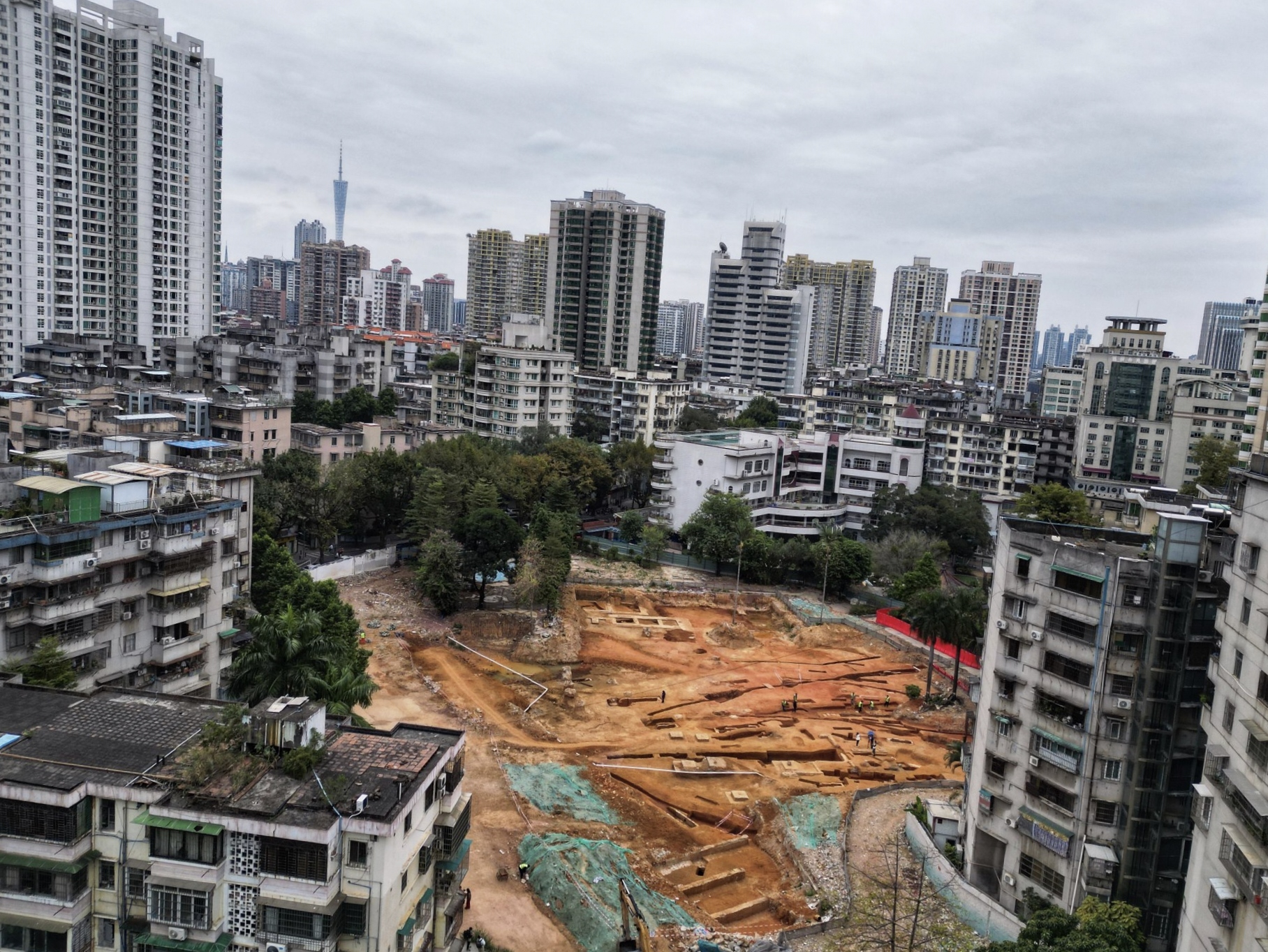 广州东风东路小学挖出古墓
最近广州市文物考古研究院在对广州东风东路小学本校区，以