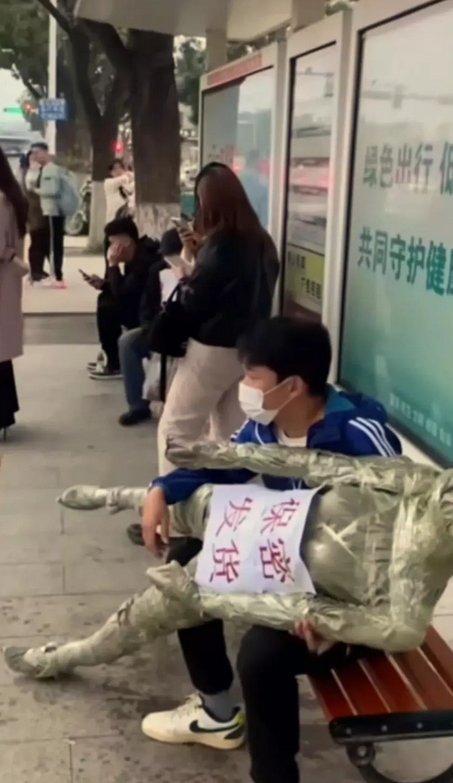此时此刻，小伙子内心一定很挣扎 ​​​🤣