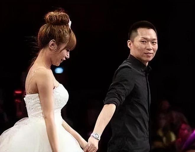 #马诺称闪婚后半年被家暴7次# #解冻性情# 十三年前，在非诚勿扰的舞台上，马诺