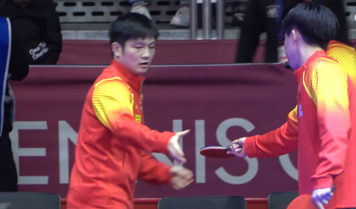 暖心！樊振东忘拿球拍，王楚钦领取后送上，东哥愣神后知后觉
王楚钦在本届釜山团体世