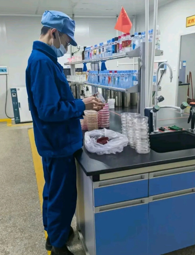 交往不久的男朋友昨天厂里面发工资了，6305元。我对他说，让他留305元用作为零