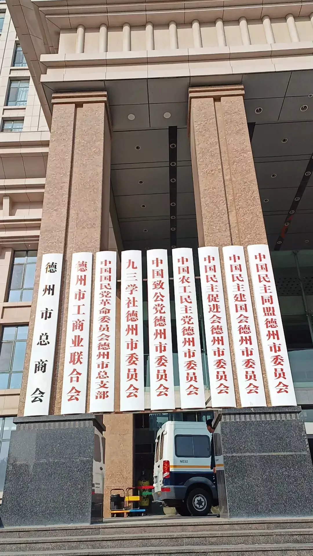 为什么一个黑色，其他红色？