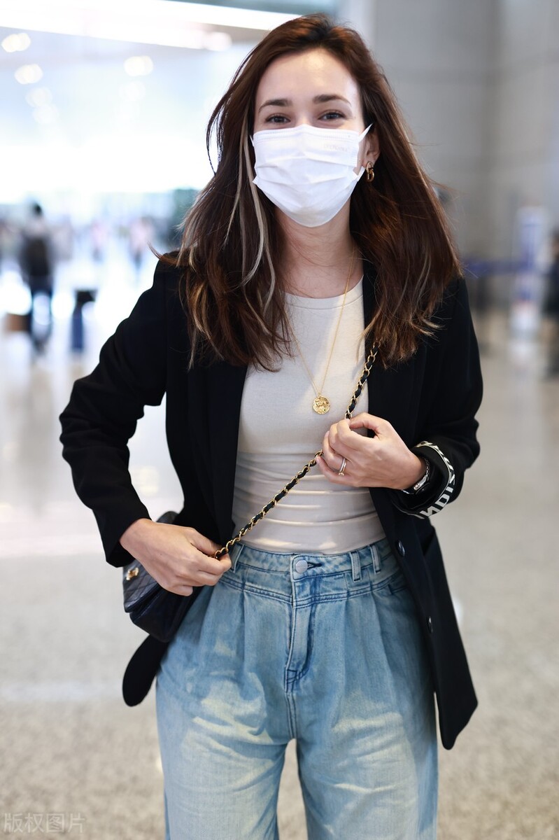 卢靖姗带女儿现身上海机场，是非风穿搭高雅随性，网友：女神！