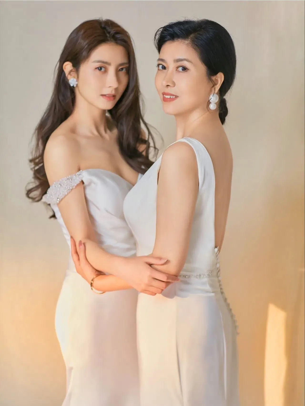 这位妈妈一定嫁给了爱情！
好多母女姐妹花，
女儿的颜值往往低于妈妈，
因为女儿的