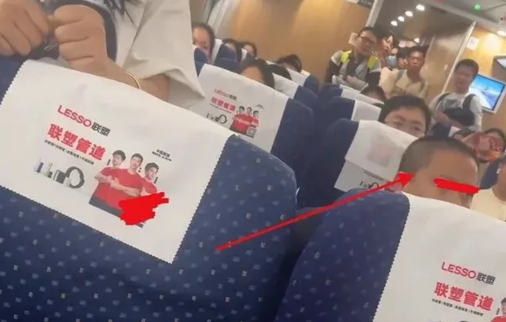 四川成都，女子高铁上劝阻熊孩子踢座椅被扇耳光后续来了，因为被认定为互殴，被打女子