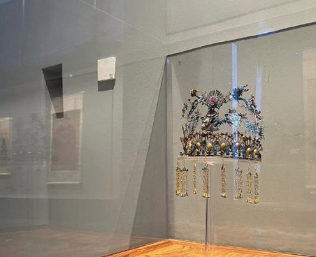 戴上了凤冠，很聪明的姑娘。