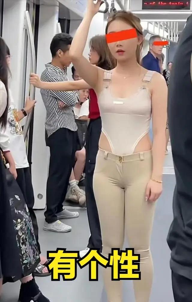 浙江女子穿带“沟”衣服坐地铁，旁人不敢正视，目光羞怯无处安放 近日，浙江地铁上一