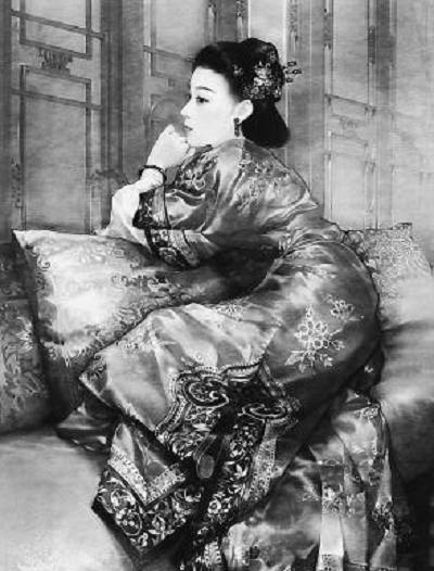 明朝年间，有一个名妓生得十分美貌。14岁那年，老鸨让她第一次接客，她答应了，但是