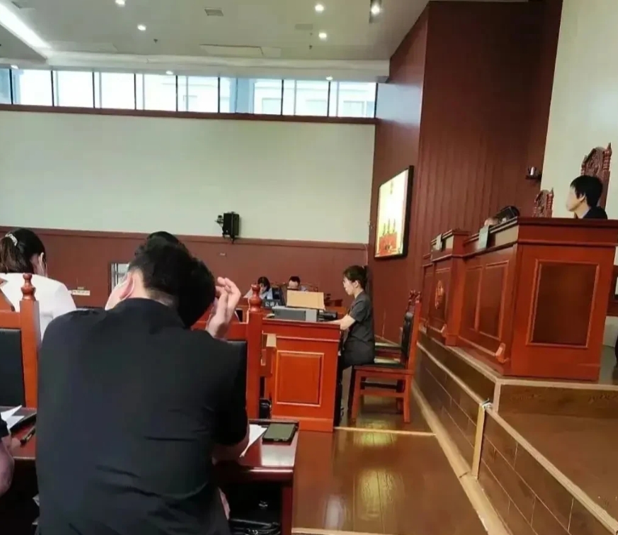 男子为保护母亲与五人互殴，被判五年有期徒刑。法庭上，他提出三个问题，让法官无言以