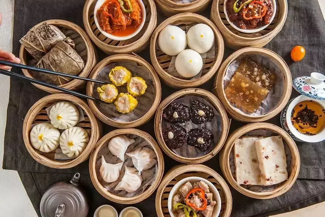 我是一个烟民，每次购买一条烟时，店主总会抠掉烟上的一小块，这让我十分疑惑。在一次