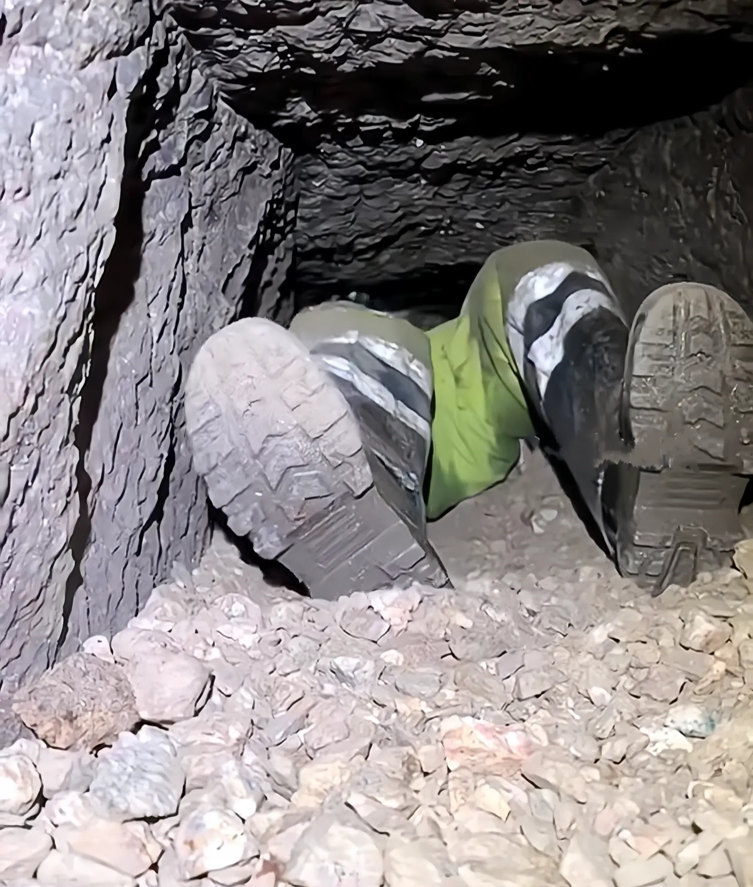 哈马斯战士的藏身地，看到这种环境，内心就有一种窒息的感觉