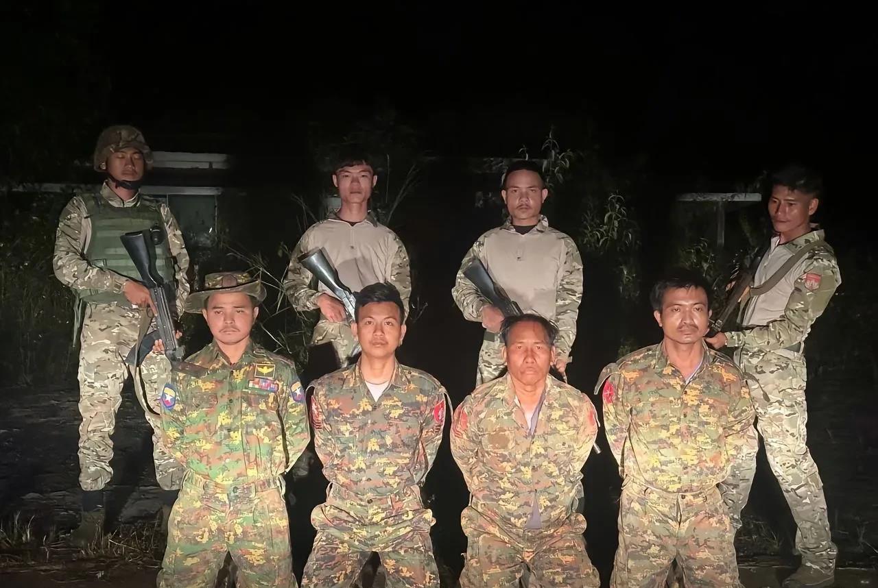 昨天晚上，果敢地区战事依旧激烈，有果敢同盟军战士换上缅军军服，在老街城郊抓获缅军