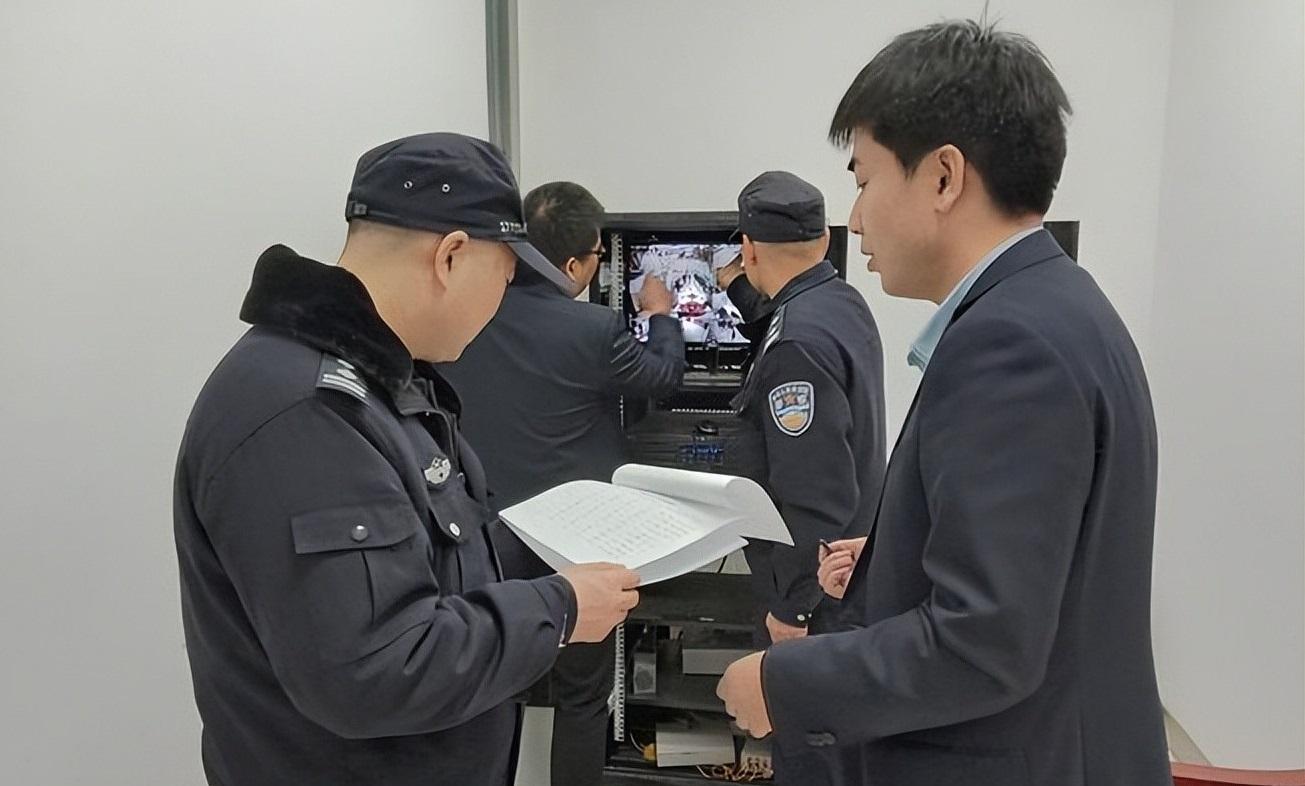 就在这时，银行也传来了消息，有人用杨鹏的账户取了一笔钱。民警调取了