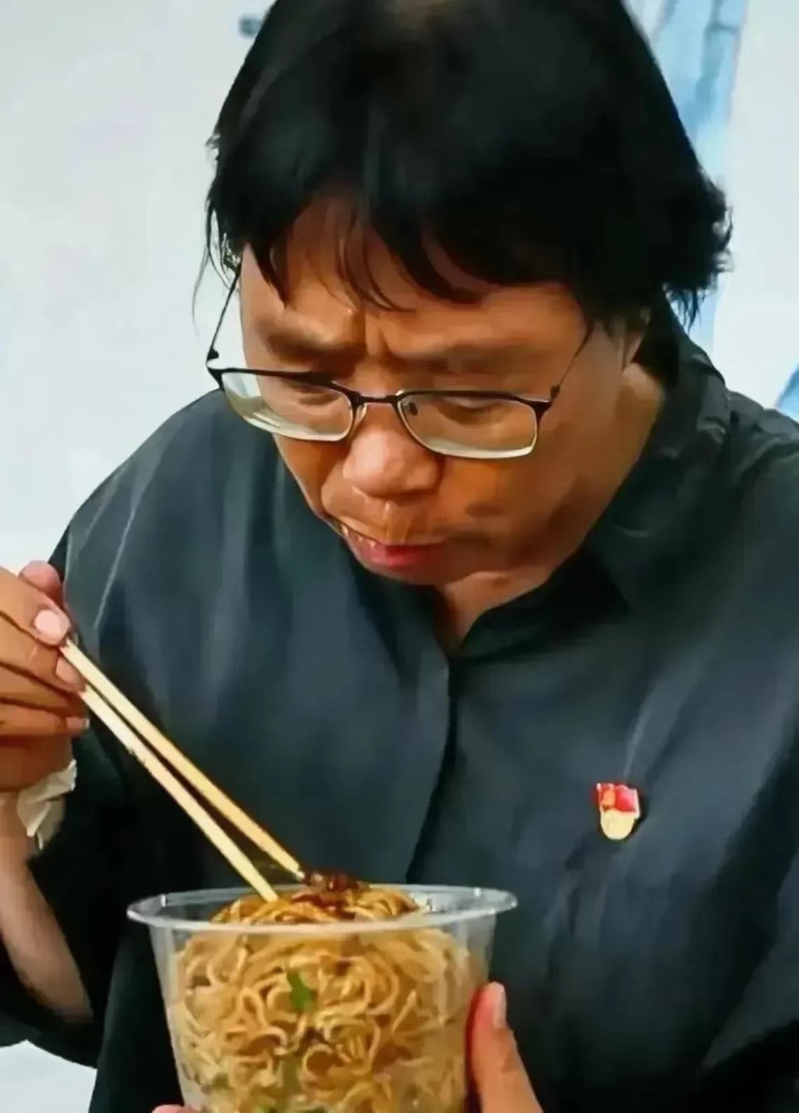 最近，看到张桂梅的一则视频，视频中记者问她：“张校长，您购房了吗？”张桂梅有些不
