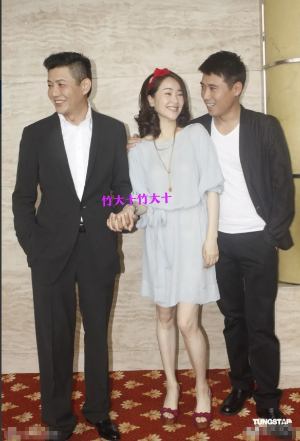 哈哈！看这三位是不是挺招人喜欢的。看把中间美女乐的，右边有搂肩膀的，左边有牵手的