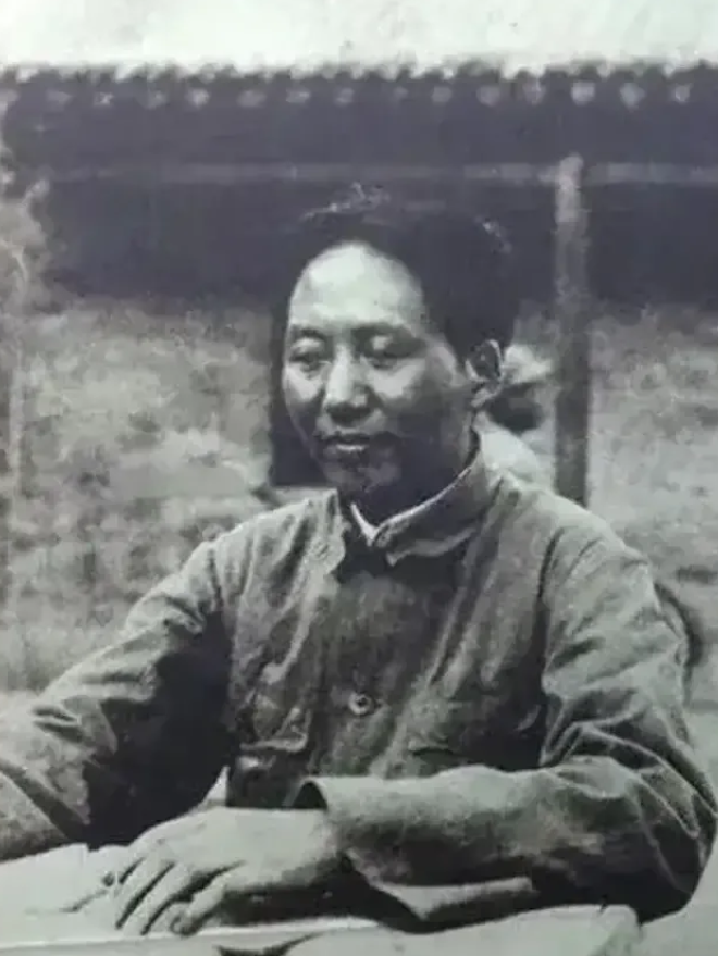 建议中小学普及毛泽东思想教育，将《毛泽东选集》第一至四卷在小学至高中列为必修课，