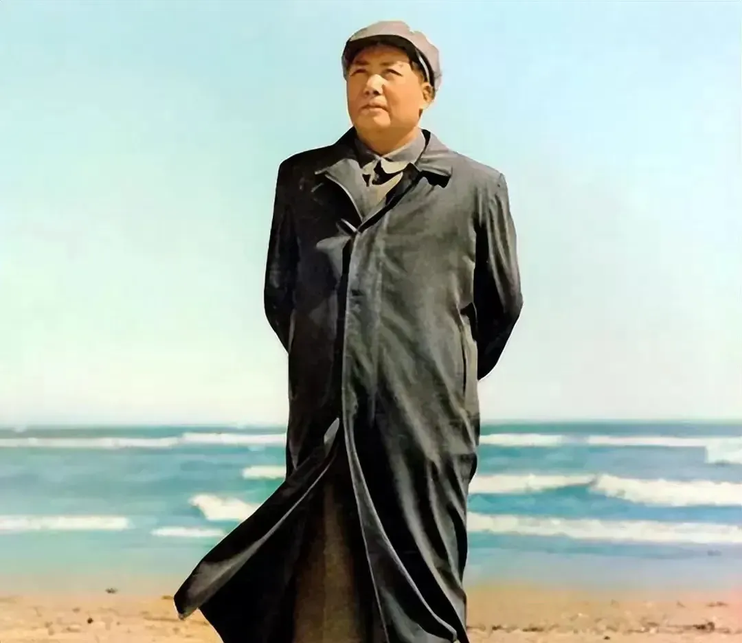 毛主席点评秦始皇：
秦始皇比孔子伟大得多，
孔夫子是讲空话的，
秦始皇是干实事的