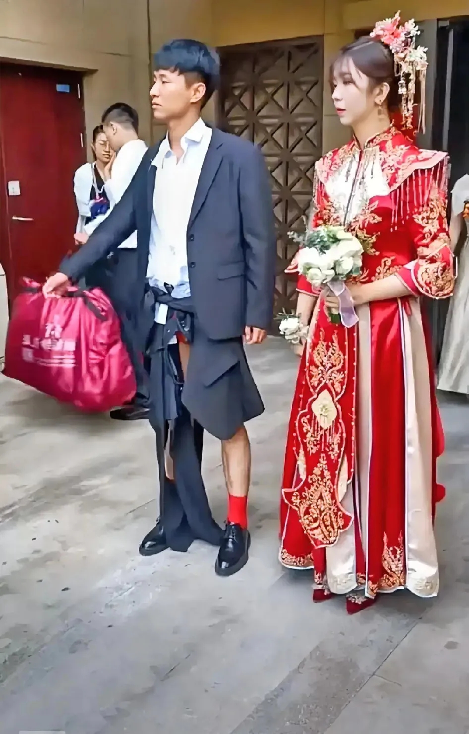 这位新郎刚刚经历了什么？？？是被打劫了吗？新郎被闹得衣衫不整的，裤子都被扯坏了。
