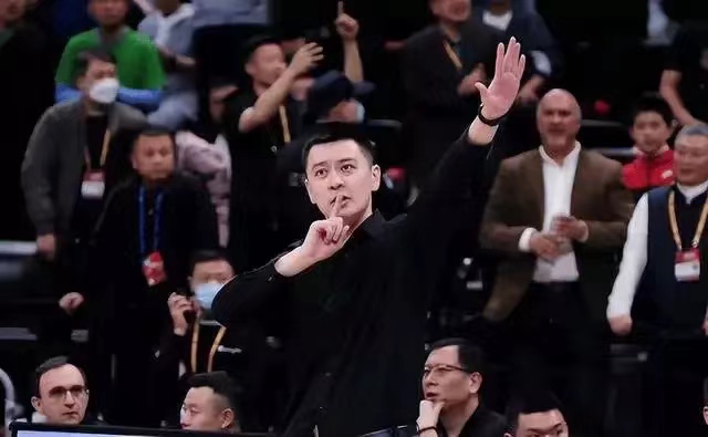杨鸣回应了离开辽篮的原因和未来是否回归的问题：
1、杨明表示选择离开主要是身心极