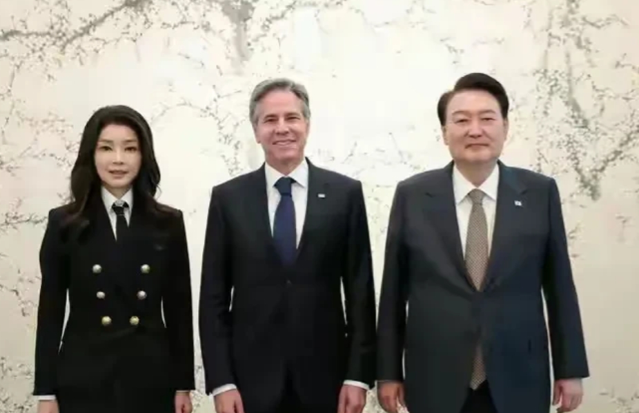 只要来外宾，金建希都会亮相；只要出国，金建希必定要随同。对比其他国家的第一夫人，