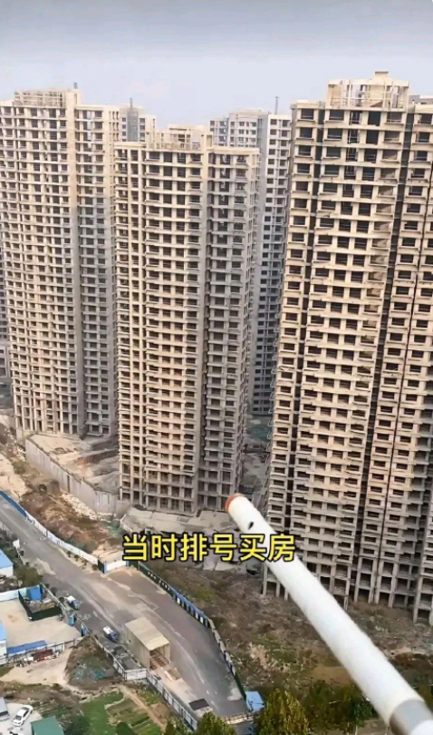 我有一位朋友，他的存款已经达到了200万，但他却选择不购买房产，也不进行任何投资
