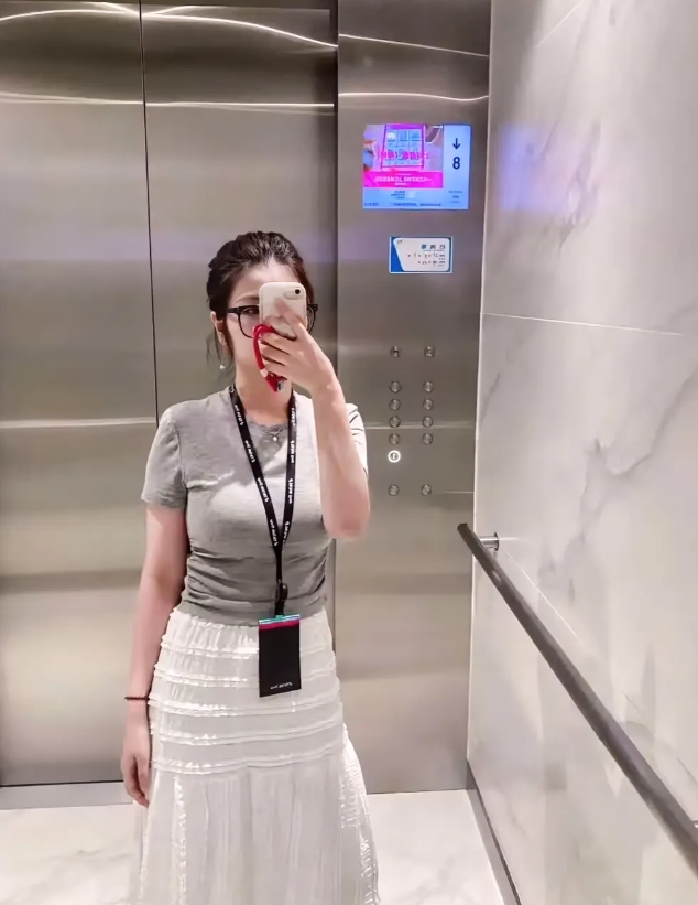 我认识一个离异女生，赣州南康人，32岁左右，带一个女儿，她那是真的拼，干了2份工