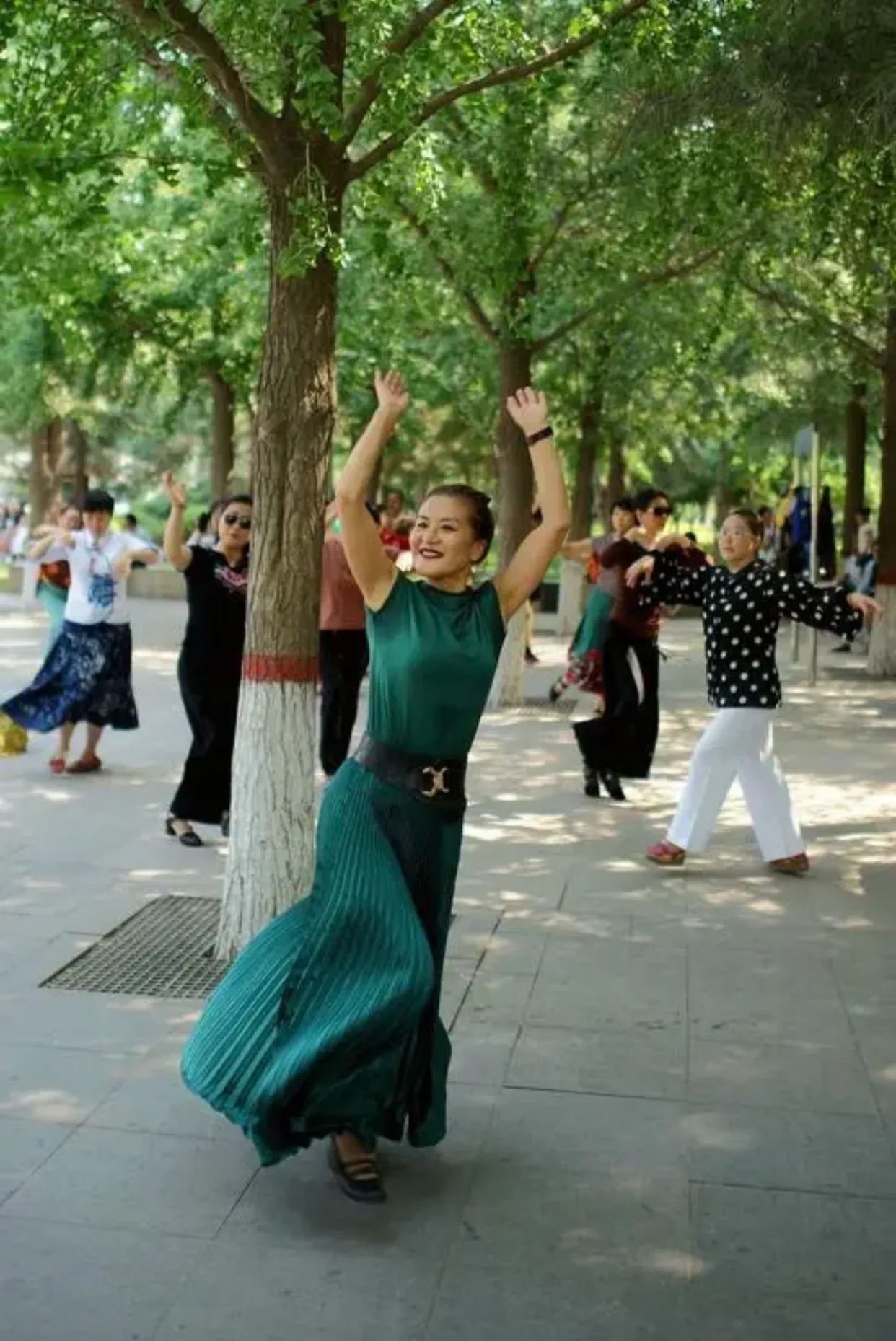 我未曾想到，我母亲竟然演变成我最不喜欢的模样。她总是选择最经济的旅行团，身着各式