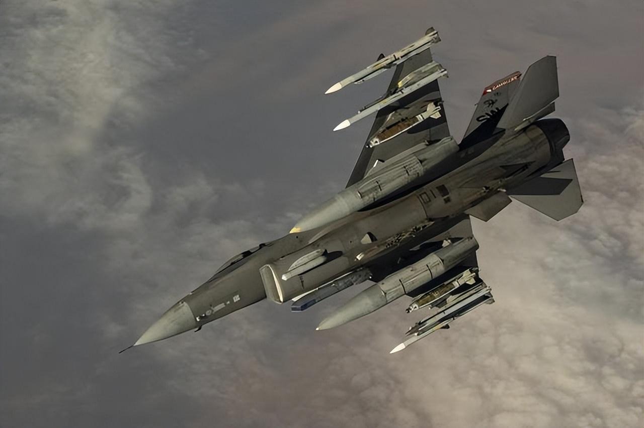 
美国又掉飞机了，F-16C战斗机在黄海突发坠毁，美军雪上加霜。美军航母还在四处