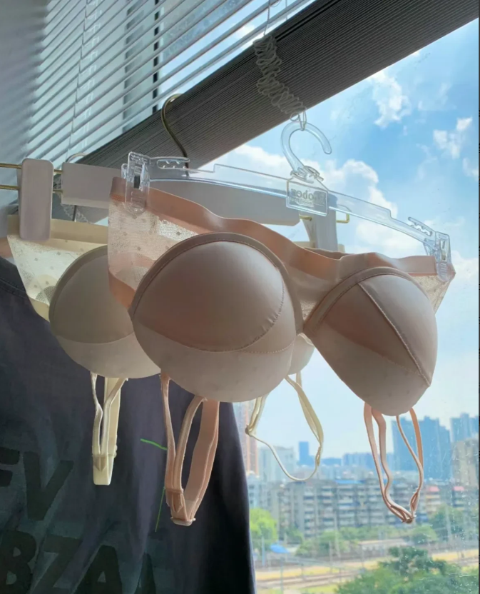 这才是晒内衣的最正确方式，很多朋友在晒内衣的时候，喜欢把肩带挂在衣服架上，这种晒