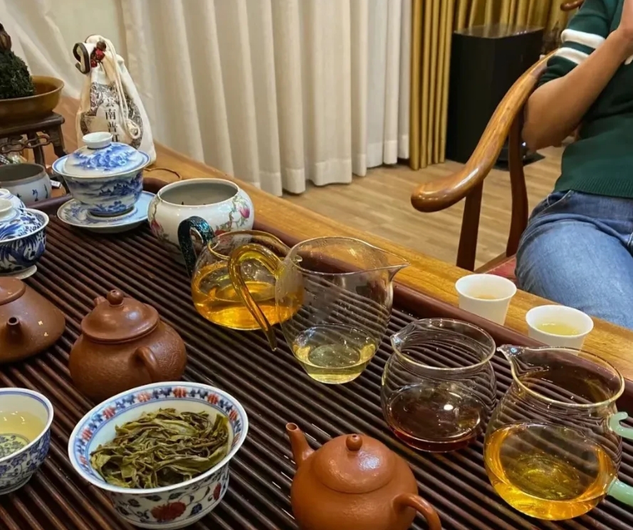 晚上接到老同学电话，想跟我喝茶聚一聚，但是我赶过去之后，发现包厢里还有另外一个人