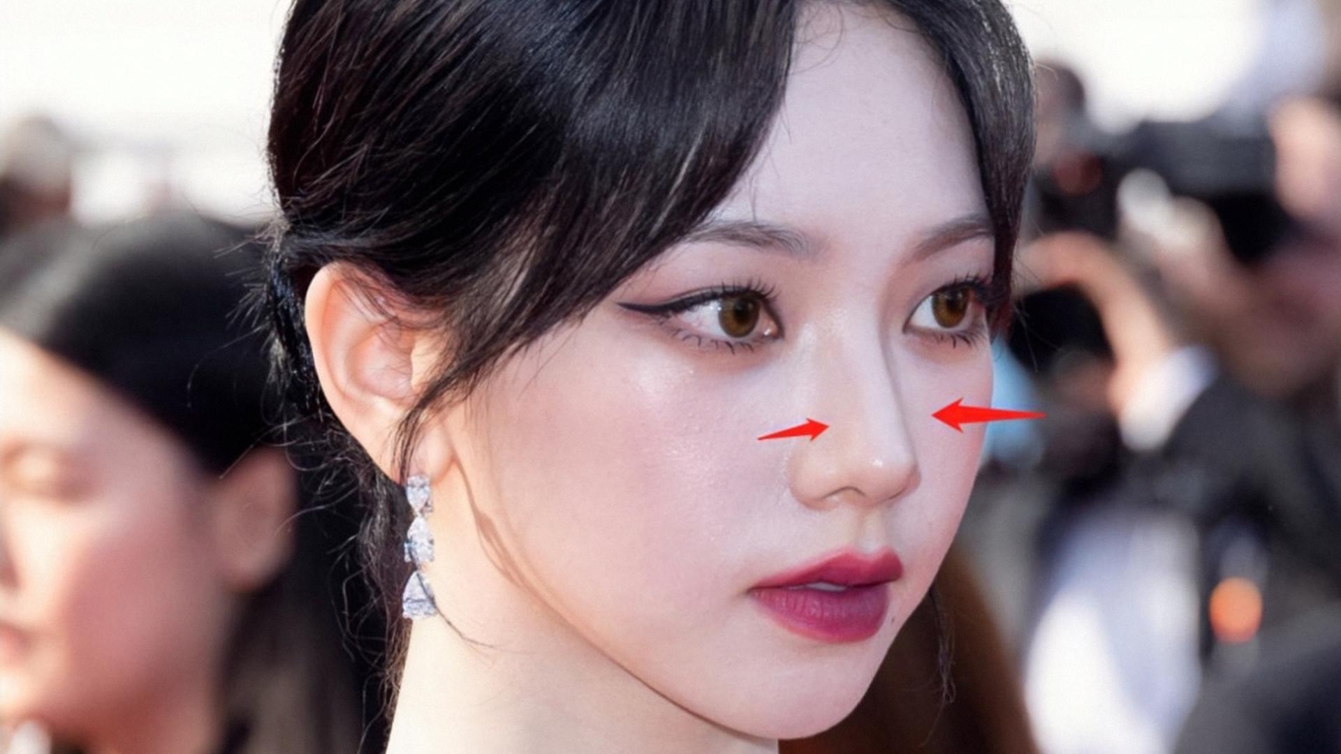 一张戛纳生图，油光满面、尴尬撞脸，揭开了韩国女星的真实颜值