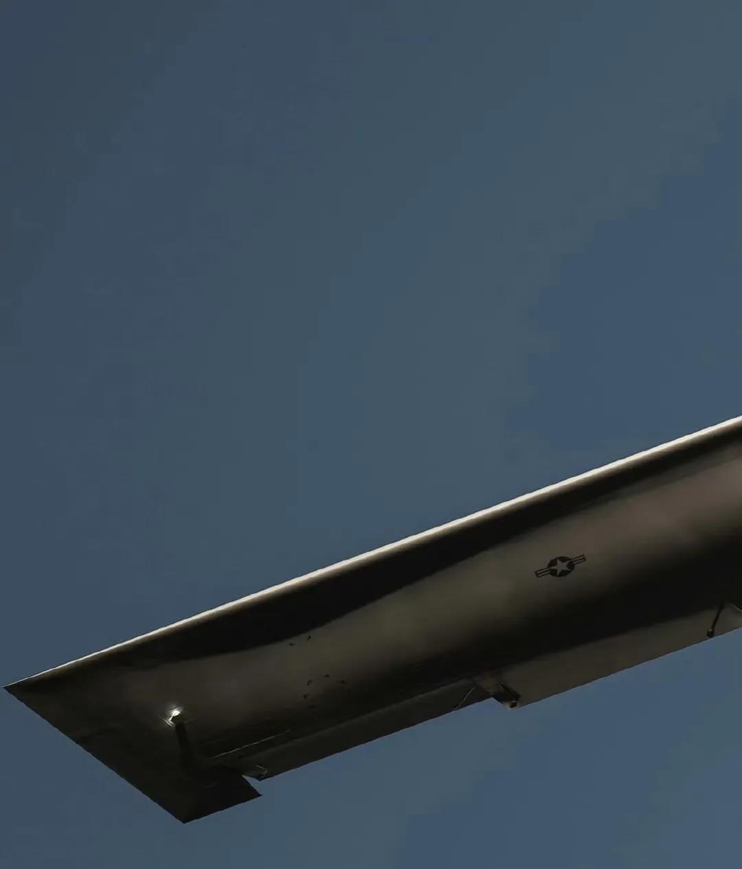 某外国网友拍摄高清B-21轰炸机照片。美国空军号称，B-21型轰炸机专为亚太战场