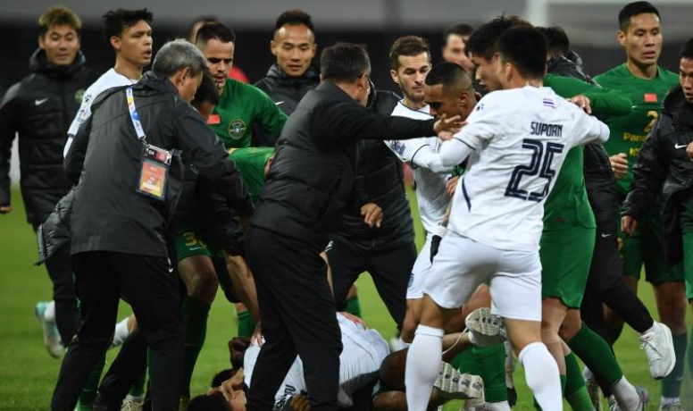 山东泰山的球员是真不错，遇事是真上！
大家有没有注意，本次浙江队被亚足联禁赛的3